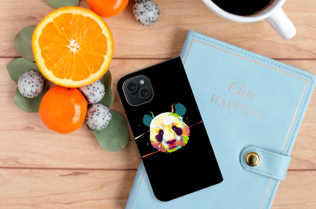 iPhone 15 Magnet Case Panda Color met kleurrijk panda ontwerp en fruit op tafel đ