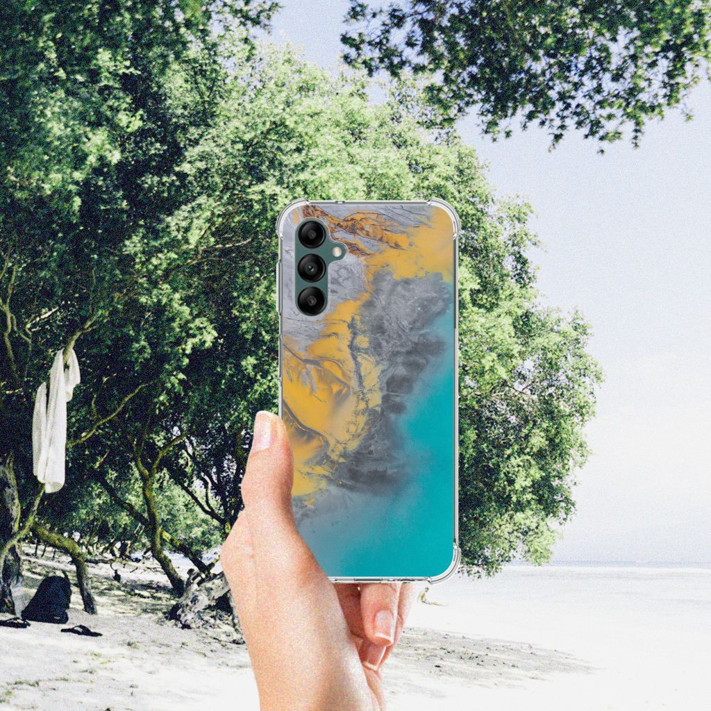 Samsung Galaxy A14 5G/4G Anti-Shock Hoesje Marble Blue Gold met kleurrijk ontwerp in hand tijdens een stranddag.