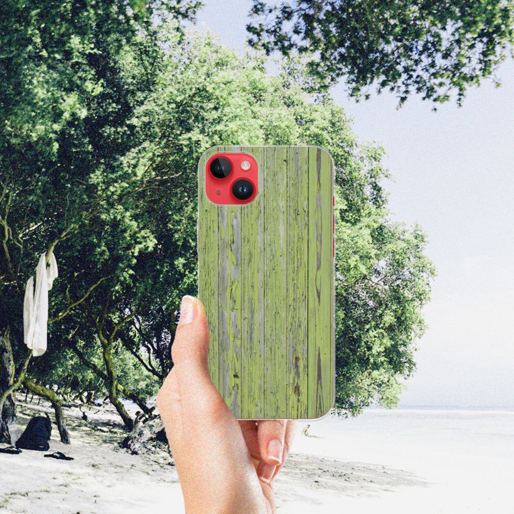 iPhone 14 Plus Bumper Hoesje Green Wood in hand tegen een mooie natuurlijke achtergrond đŗ