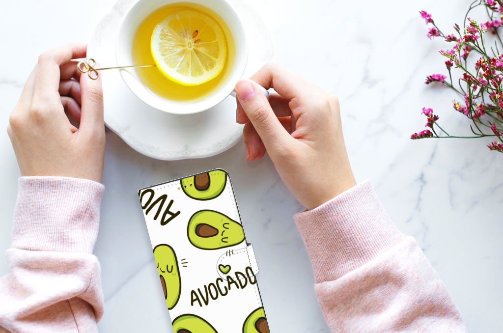 Samsung Galaxy A14 5G Leuk Hoesje Avocado Singing met avocado patroon en een kopje thee