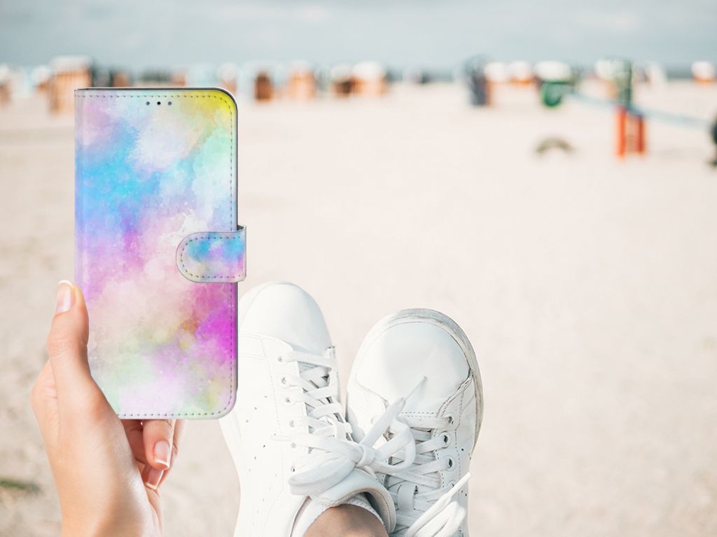 Hoesje Samsung Galaxy A03s Watercolor Light met pastelkleuren in handen op een strand.