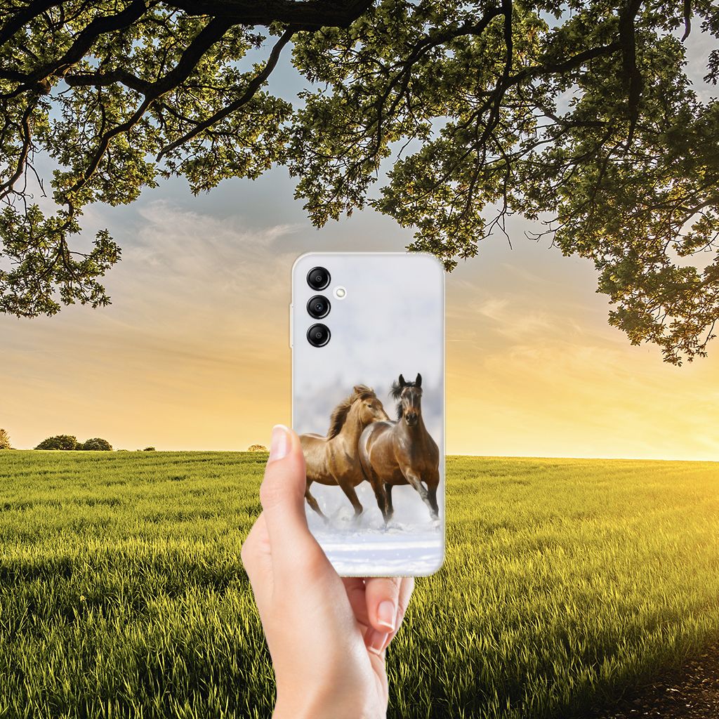 Samsung Galaxy A14 5G TPU Hoesje Paarden met rennende paarden in een groene weide.