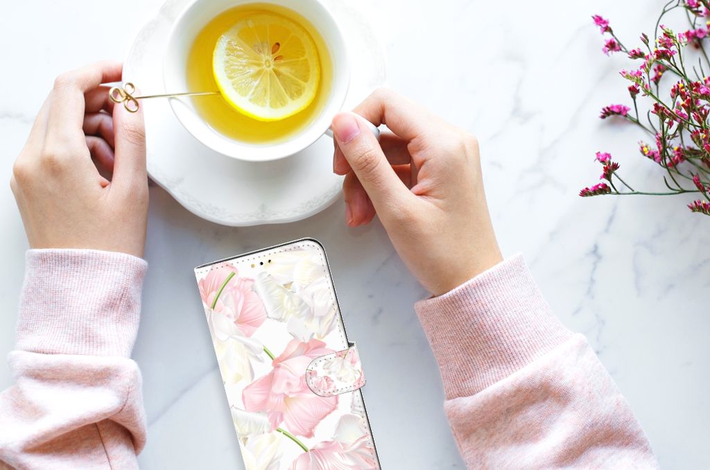 Samsung Galaxy A14 5G Hoesje Lovely Flowers met witte en roze bloemen, met een kopje thee op een marmeren tafel.
