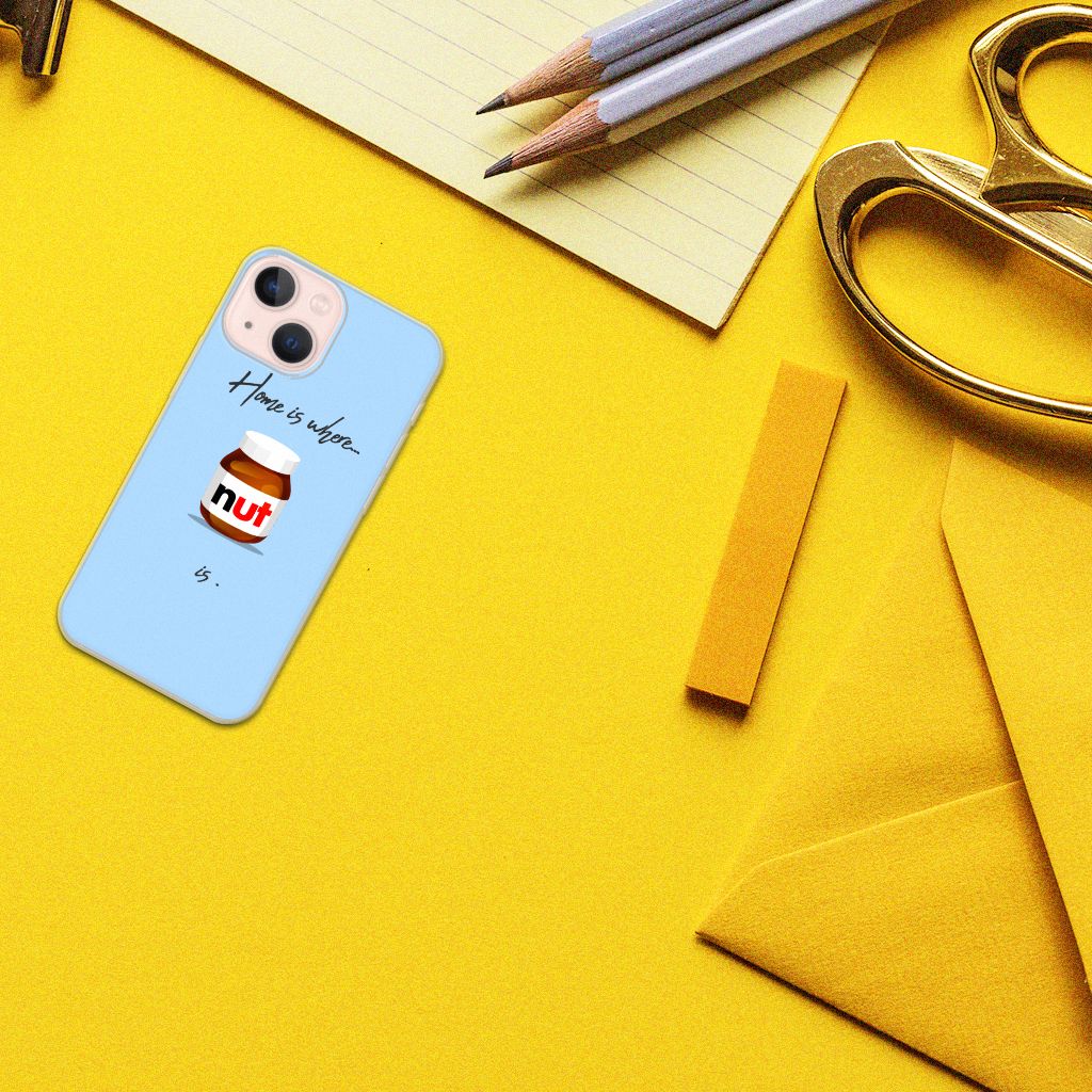 iPhone 13 mini Siliconen Case Nut Home met chocoladepasta ontwerp op een gele achtergrond.