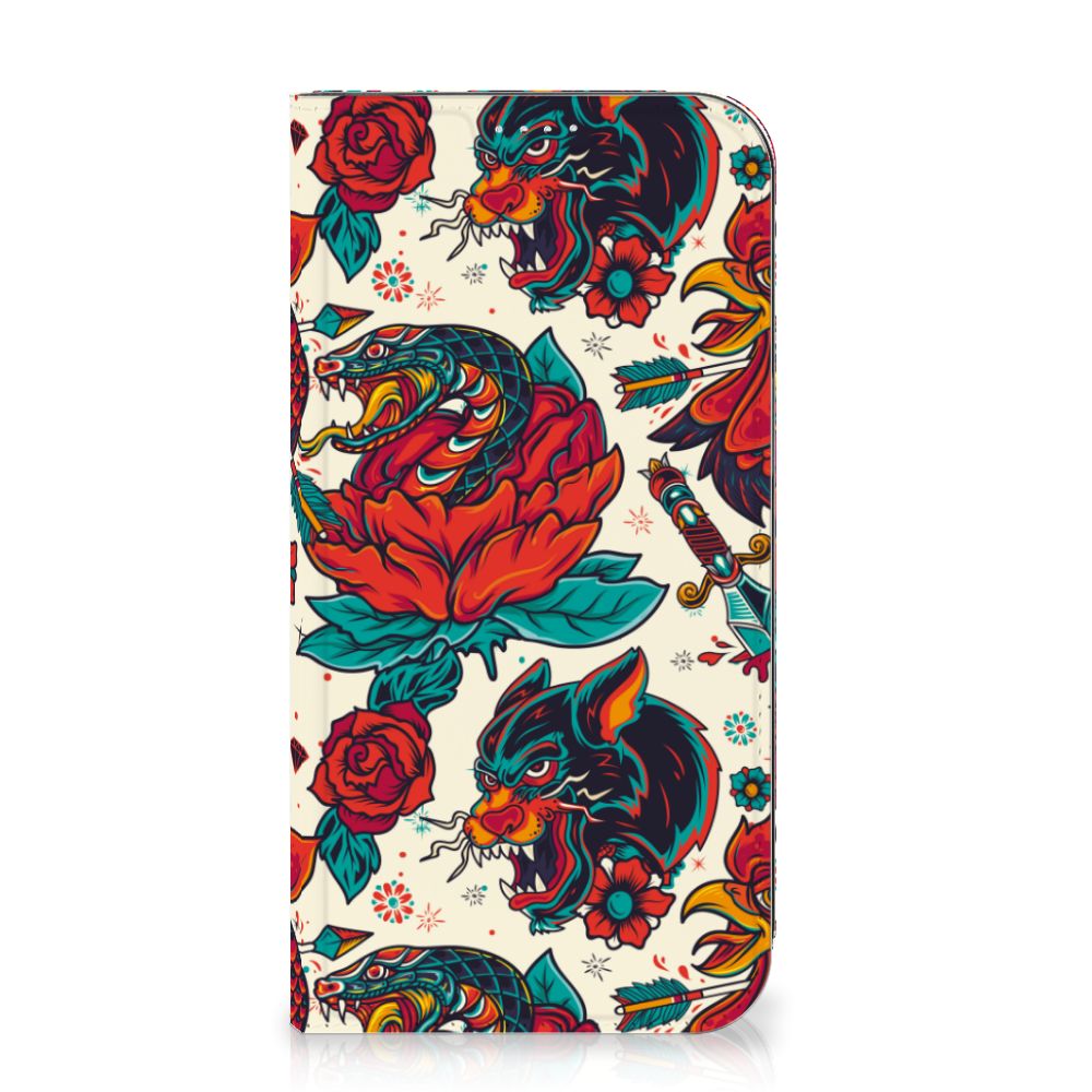 Stand Case voor iPhone 15 Plus Old Skool met levendig tattoo-ontwerp van draken en rozen 🌹.