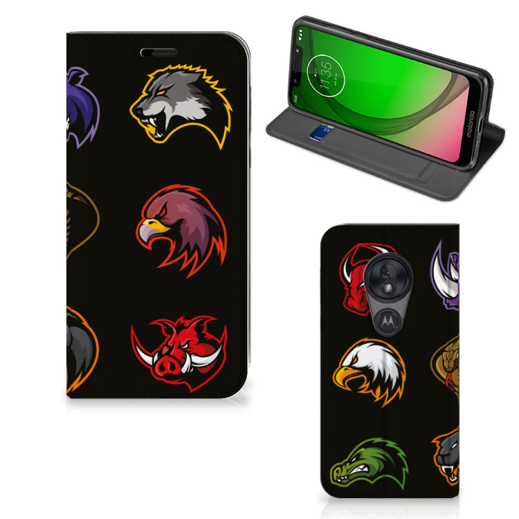 Motorola Moto G7 Play Magnet Case Cartoon met verschillende cartoon dieren designs op een zwarte achtergrond.