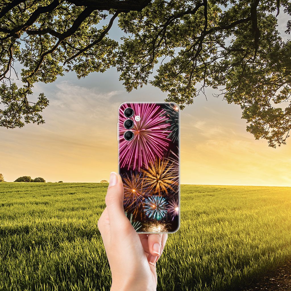 Samsung Galaxy A14 5G Silicone Back Cover Vuurwerk met kleurrijke vuurwerkprints in een natuurlijke omgeving.