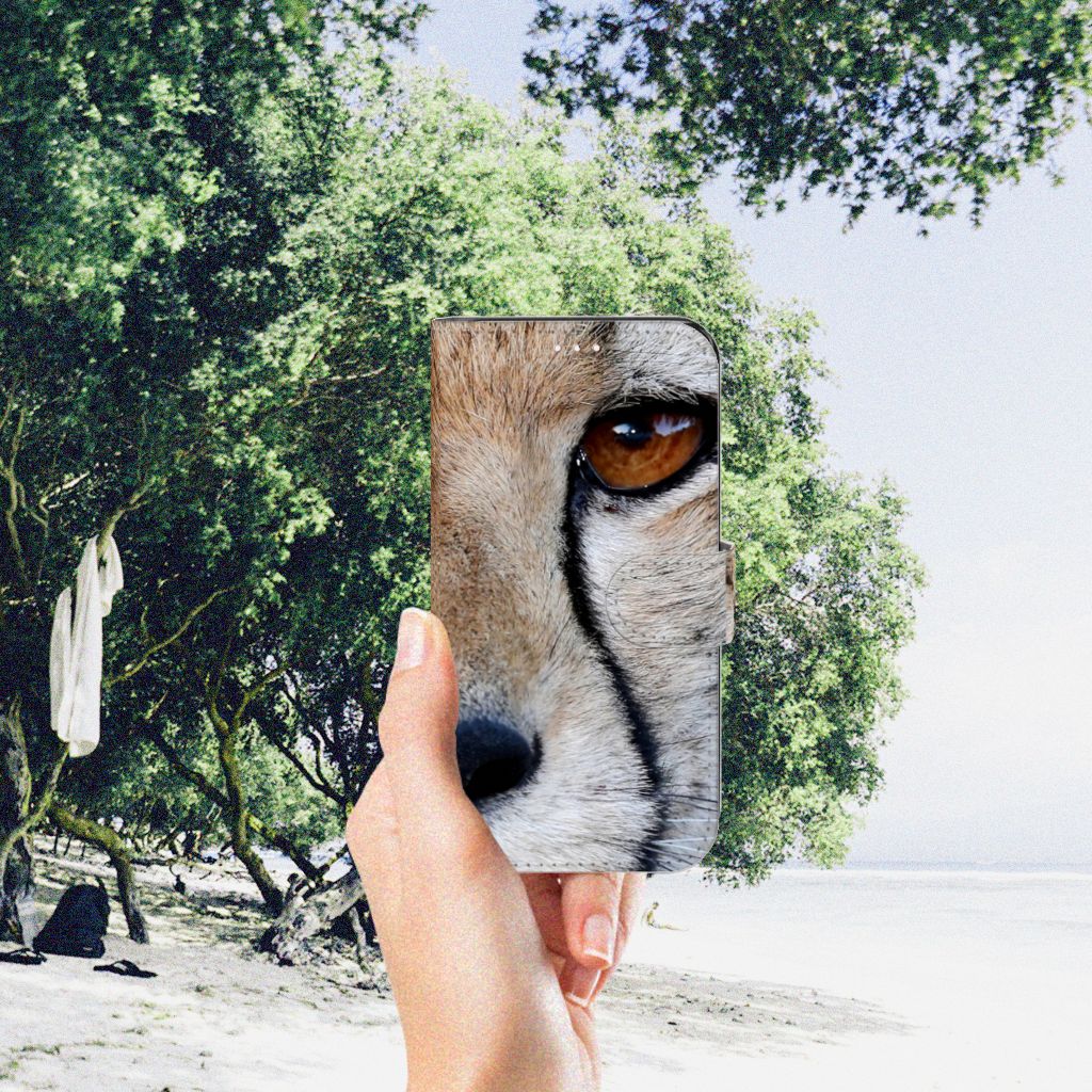 Samsung Galaxy S23 Telefoonhoesje met Pasjes Cheetah, close-up van cheeta oog op een hand tegen natuurlijke achtergrond.