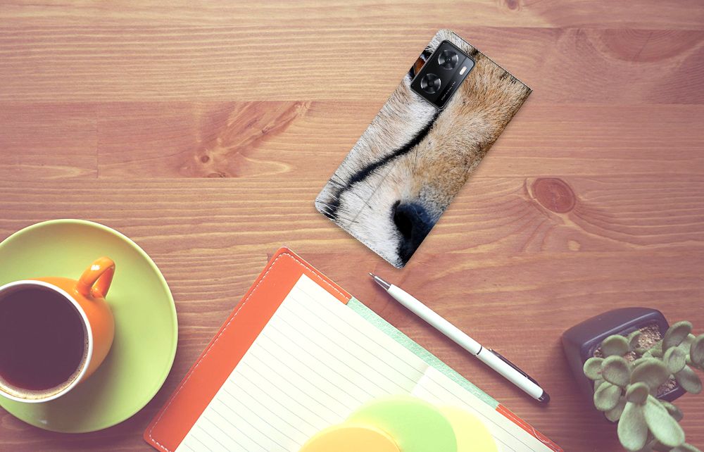 OPPO A57 | A57s | A77 4G Hoesje maken Cheetah close-up design op een houten tafel met een notebook en een kopje koffie.