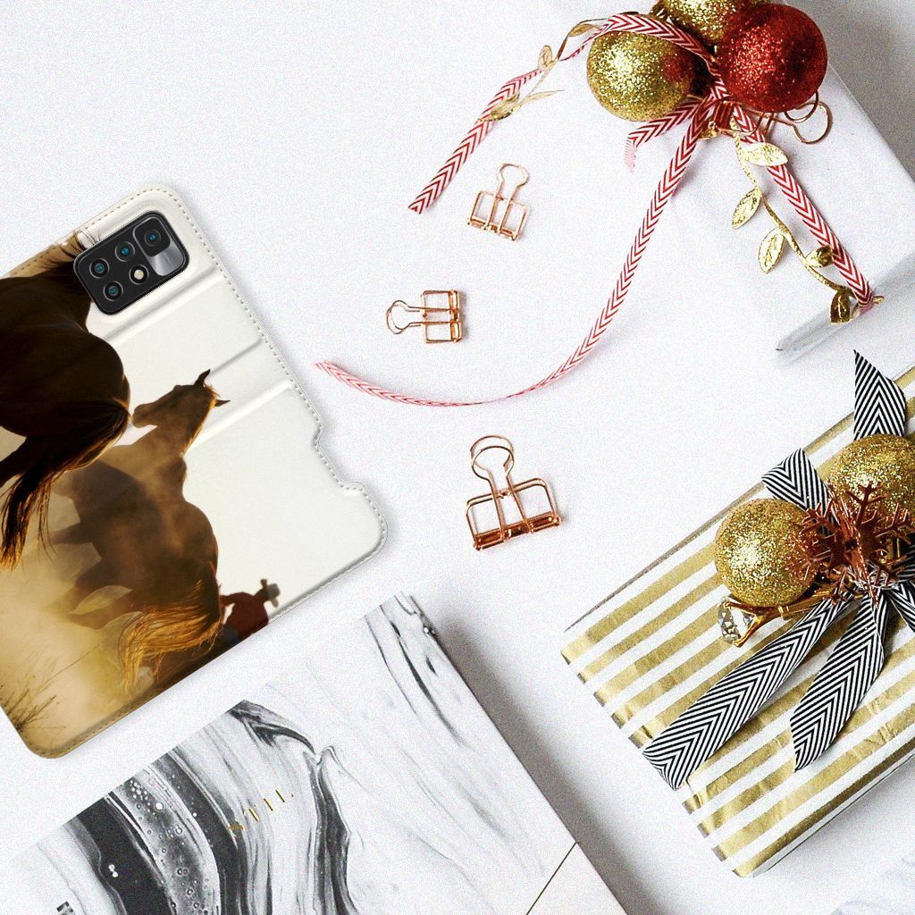 Xiaomi Redmi 10 Hoesje maken Design Cowboy met paardenprint op een tafel met cadeauverpakkingen en decoratie.
