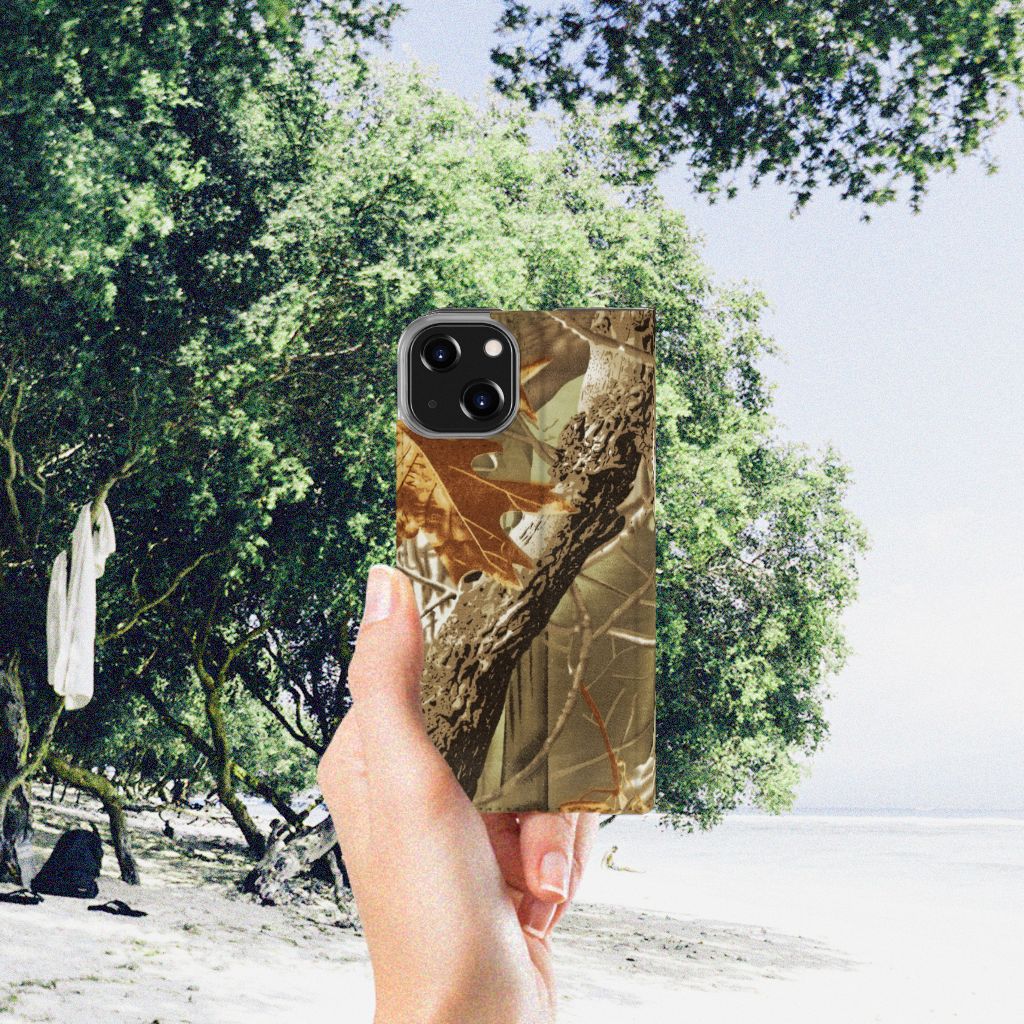iPhone 14 Smart Cover Wildernis met een natuurdesign van takken en bladeren, perfect voor natuurfans.