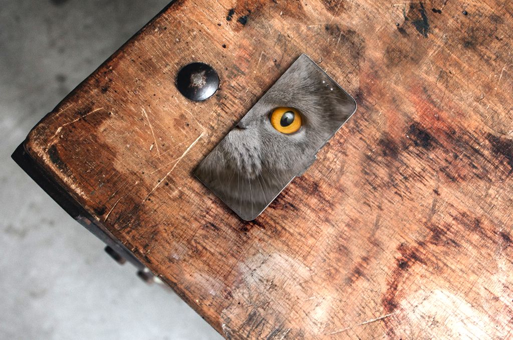 Telefoonhoesje met Pasjes Samsung Galaxy S22 Plus Britse Korthaar met opvallende kattenoog op houten tafel