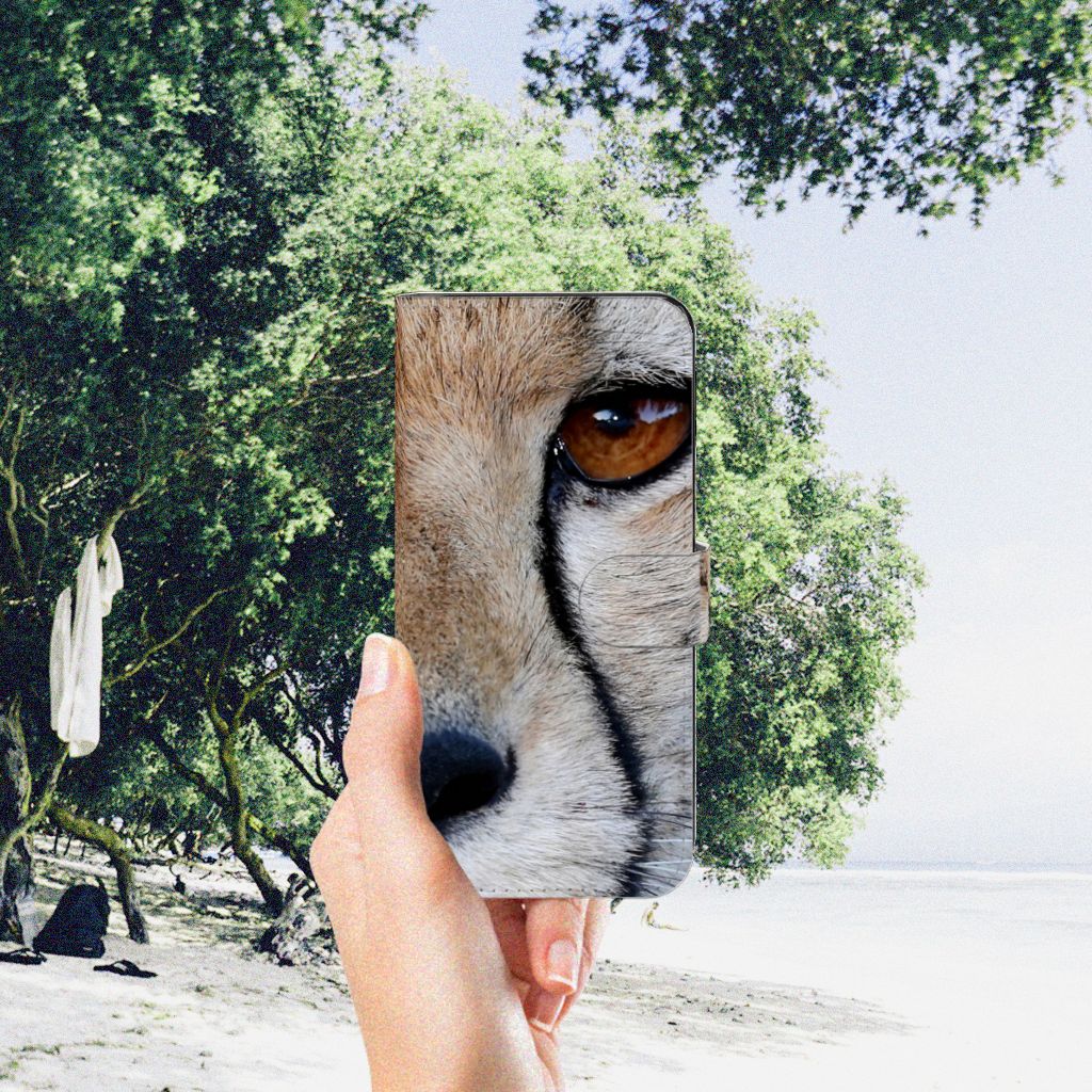 Motorola Moto G73 Telefoonhoesje met Pasjes Cheetah close-up van cheeta oog op hand