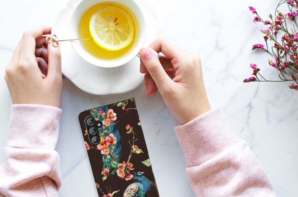 Samsung Galaxy A14 4G Hoesje maken Pauw met Bloemen op een tafel met een kopje thee en bloemen.