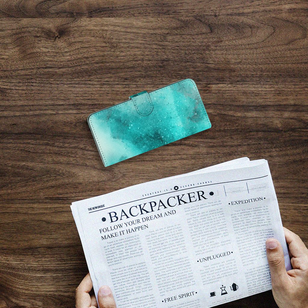 Hoesje Samsung Galaxy A14 4G Painting Blue op een houten tafel met een krant eronder.