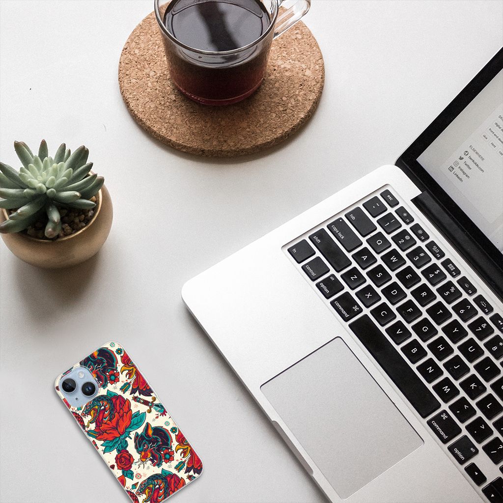 Siliconen Hoesje met foto voor Apple iPhone 14 Old Skool met vintage bloemenprint op bureau met laptop en koffie.