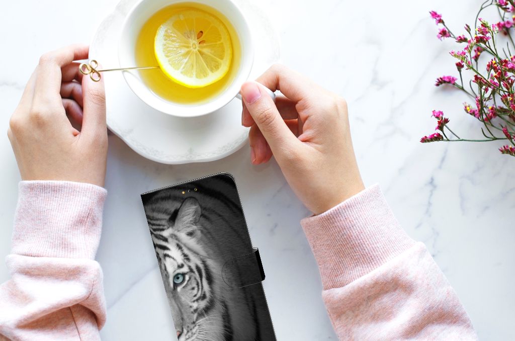 Samsung Galaxy A14 5G Telefoonhoesje met Pasjes Tijger naast een kopje thee met citroen.