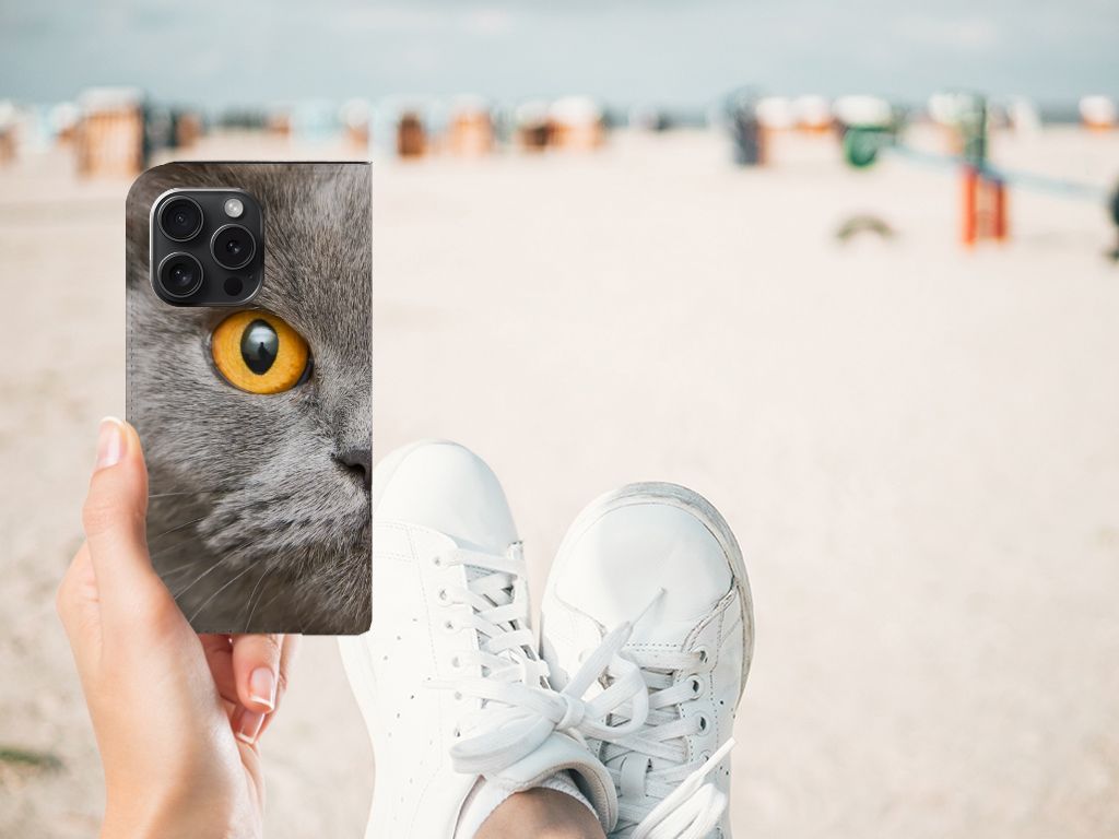 Hoesje maken iPhone 15 Pro Britse Korthaar met grijze kat en gele ogen, ideaal voor kattenliefhebbers.