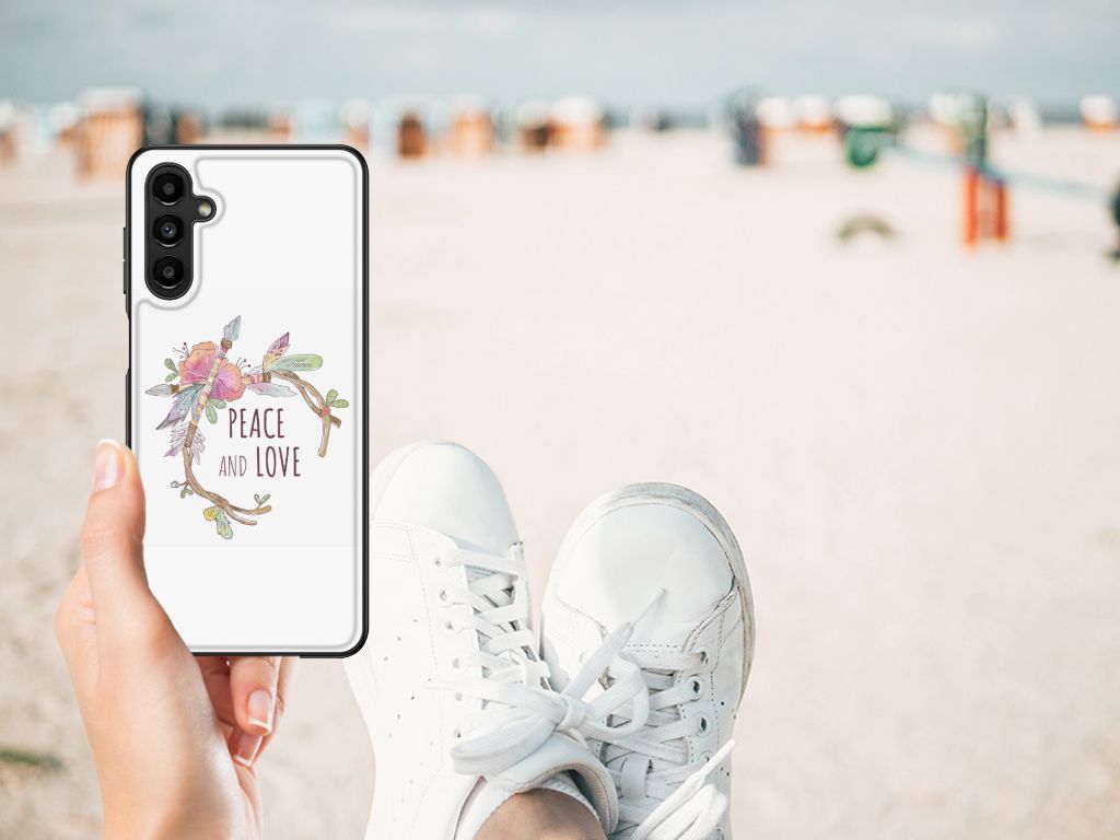 Samsung Galaxy A14 5G Hoesje Boho Text met bloemenprint, vastgehouden op het strand.