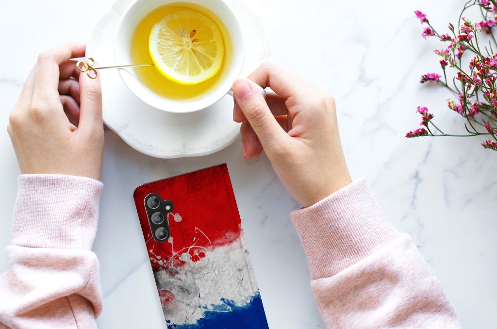 Samsung Galaxy A14 5G Standcase Nederland met Nederlandse vlag, hand houdt een kopje thee.
