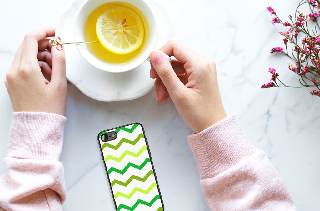 iPhone SE 2022 | SE 2020 | 7/8 Back Case Zigzag Groen met hand en kopje thee op tafel.