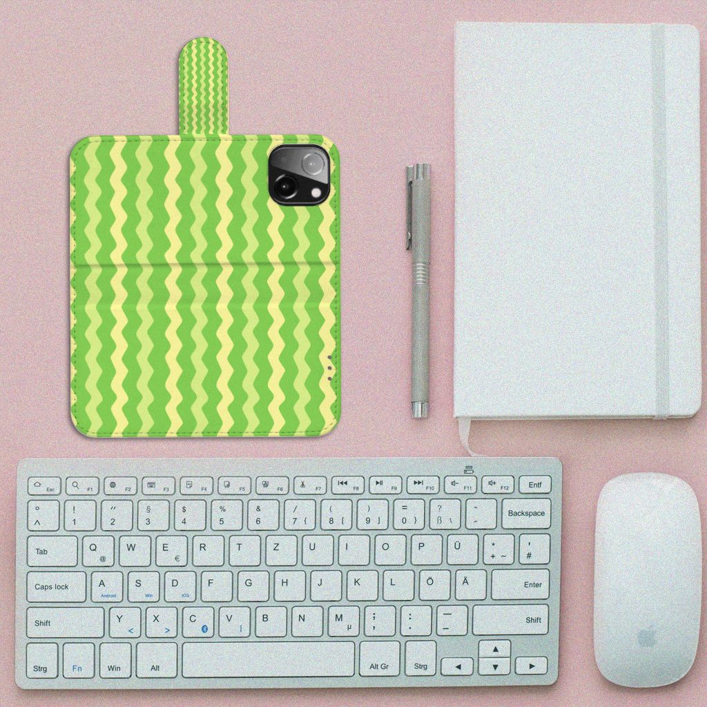 iPhone 13 Mini Telefoon Hoesje Waves Green op een bureau met toetsenbord en notitieboek đ.