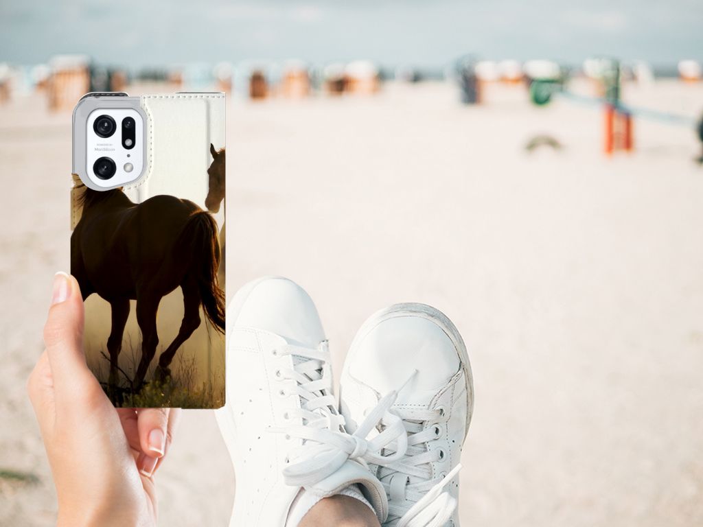 OPPO Find X5 Pro Hoesje maken Design Cowboy met paardenprint en sneakers op het strand