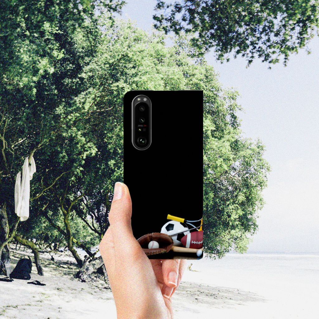 Sony Xperia 5 III Hippe Standcase Sports met sportafbeeldingen van voetbal en tennis op een strandlocatie.