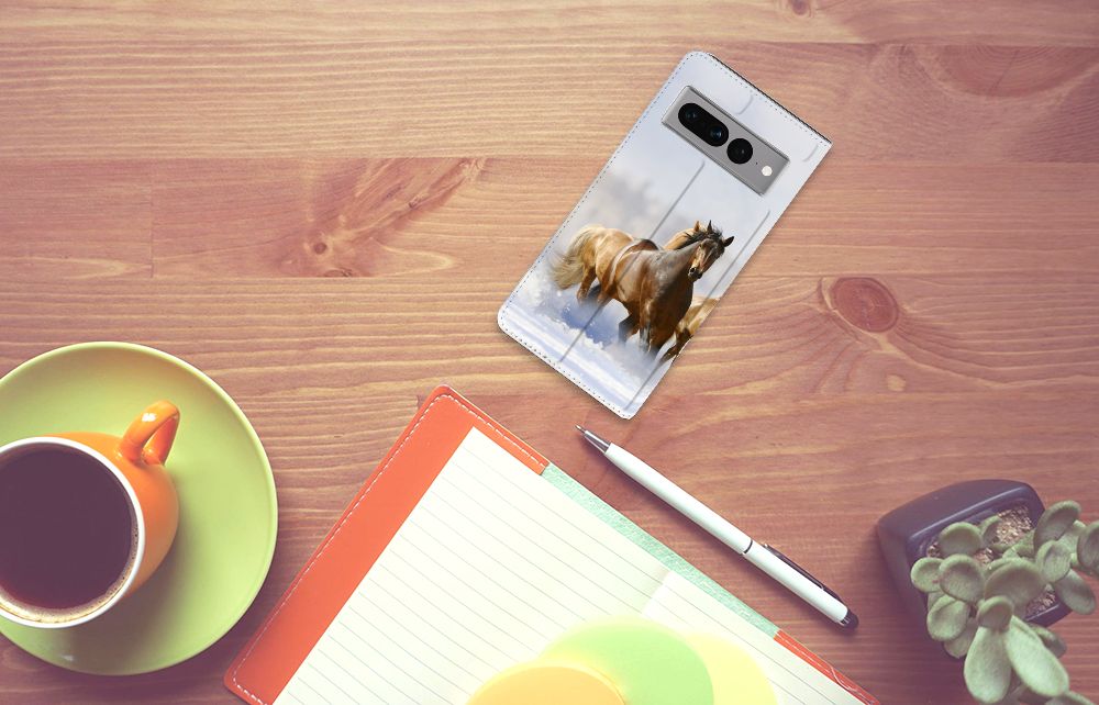 Google Pixel 7 Pro Hoesje maken Paarden op bureau met koffie en notitieboek