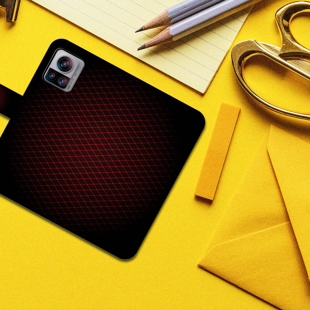 Motorola Edge 30 Ultra Telefoon Hoesje Geruit Rood op een bureau met kantoorbenodigdheden