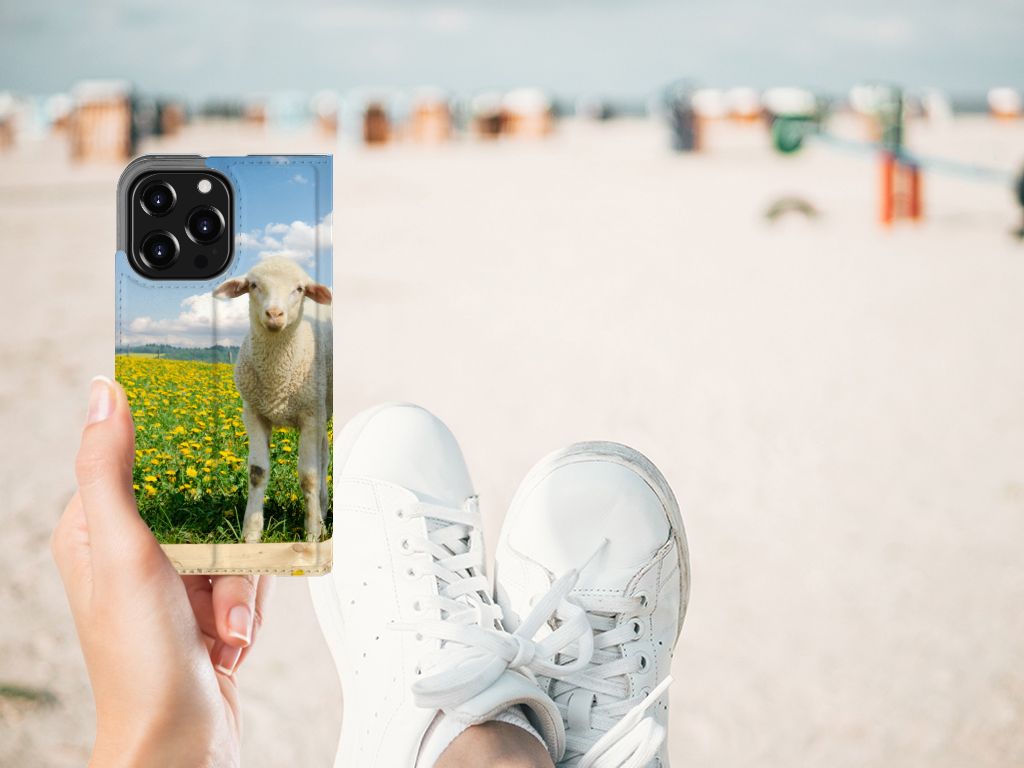 iPhone 13 Pro Hoesje maken Schaap en Lammetje met een schattig lammetje op een groene achtergrond đŧ