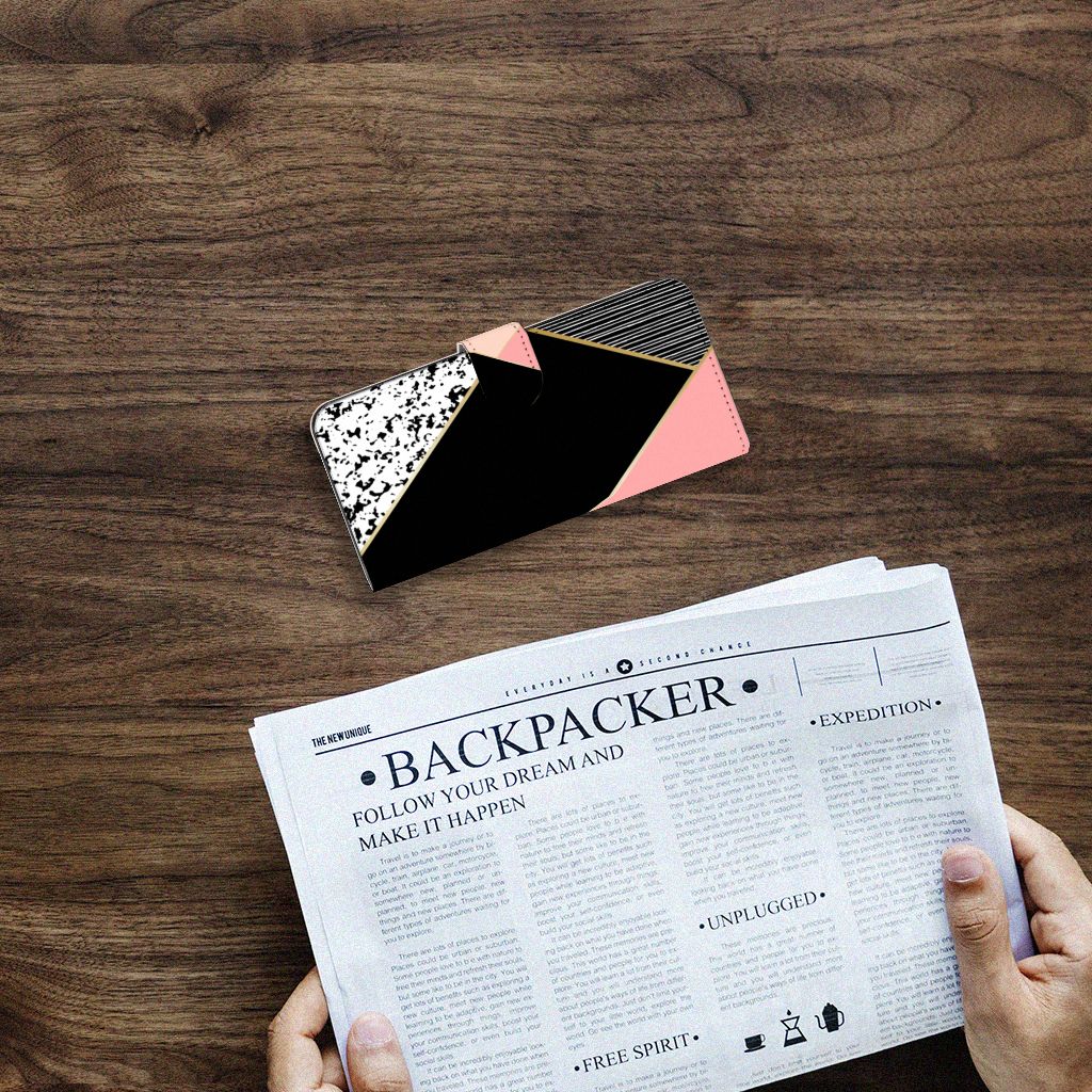 Samsung Galaxy A14 4G Book Case Zwart Roze Vormen op een houten tafel met krant ernaast.