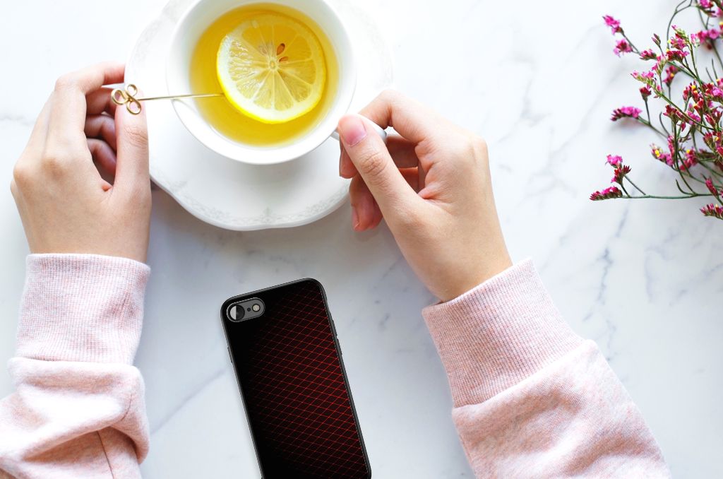 iPhone SE 2022 | SE 2020 | 7/8 Back Case Geruit Rood met een kopje thee en citroen op een tafel.