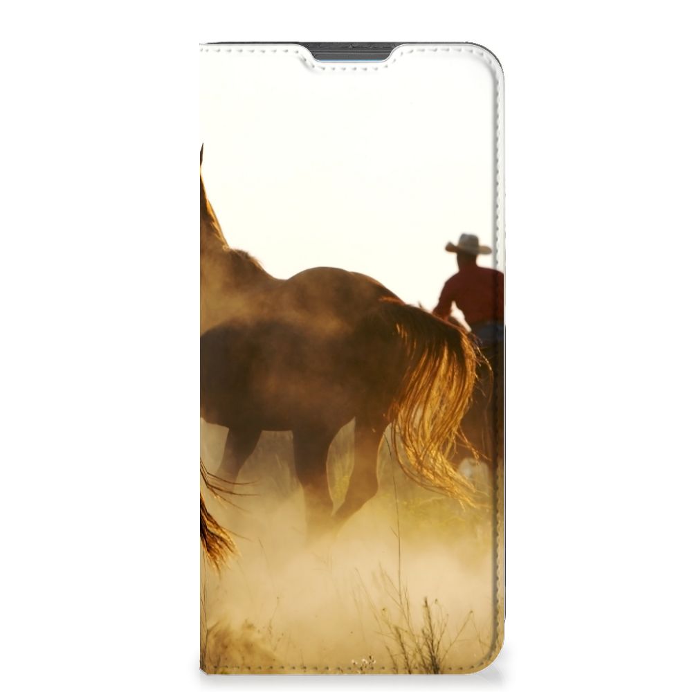 Motorola Moto E32 | Moto E32s Hoesje maken Design Cowboy met paarden en cowboy in een stoffige omgeving.