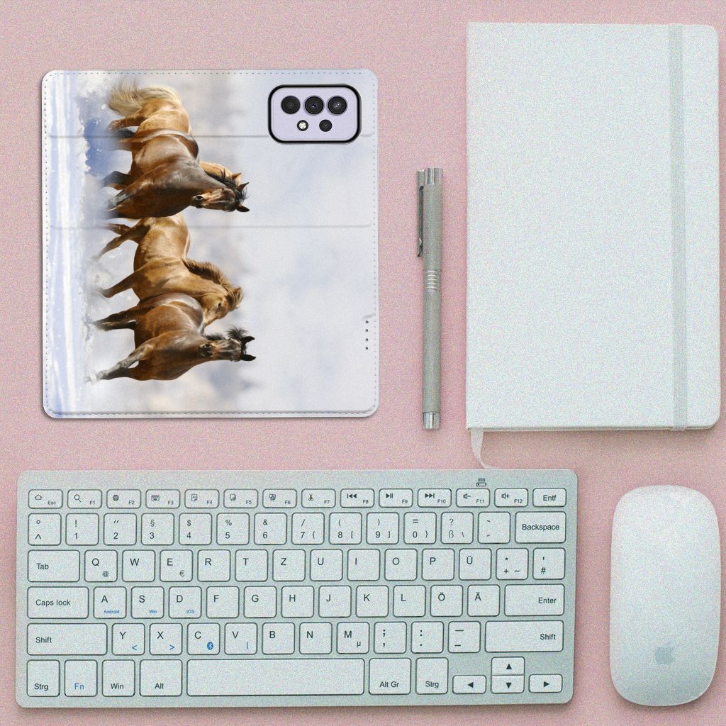 Samsung Galaxy A33 5G Hoesje maken Paarden met een afbeelding van rijdende paarden op een bureau.