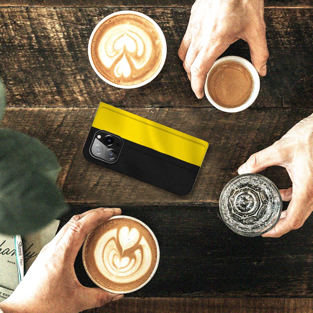 iPhone 14 Pro Standcase Belgische Vlag met koffie en latte art op een tafel
