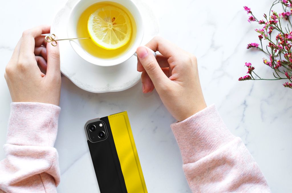 iPhone 13 Mini Standcase Belgische Vlag met een drankje en limoen, stylish en kleurrijk design.