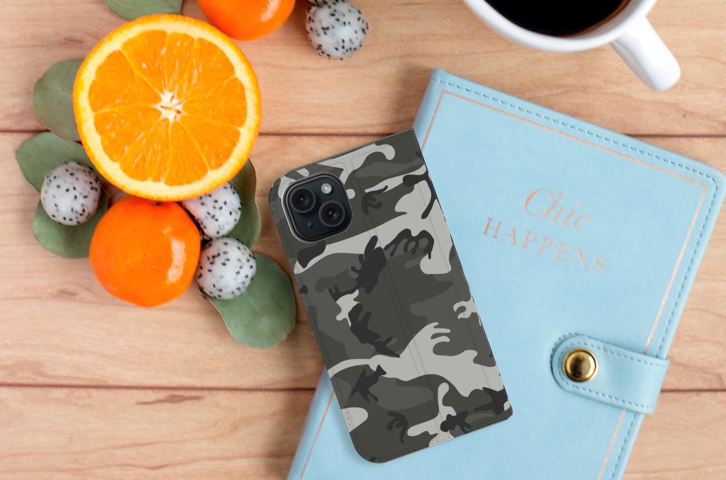 iPhone 15 Hoesje met Magneet Army Light met camouflageprint en fruit op een houten tafel