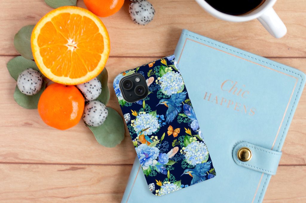 Hoesje maken voor iPhone 15 IJsvogel met bloemen en fruit in de achtergrond đ.