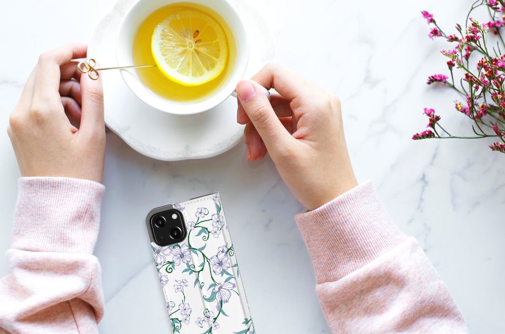 iPhone 13 Mini Uniek Smart Cover Blossom White met bloemenschema, handen met thee en citroen.