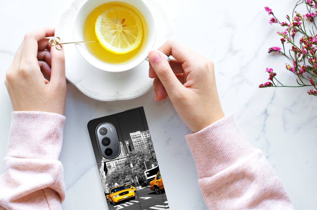 Motorola Edge 30 Pro Book Cover New York Taxi - B2C Telecom