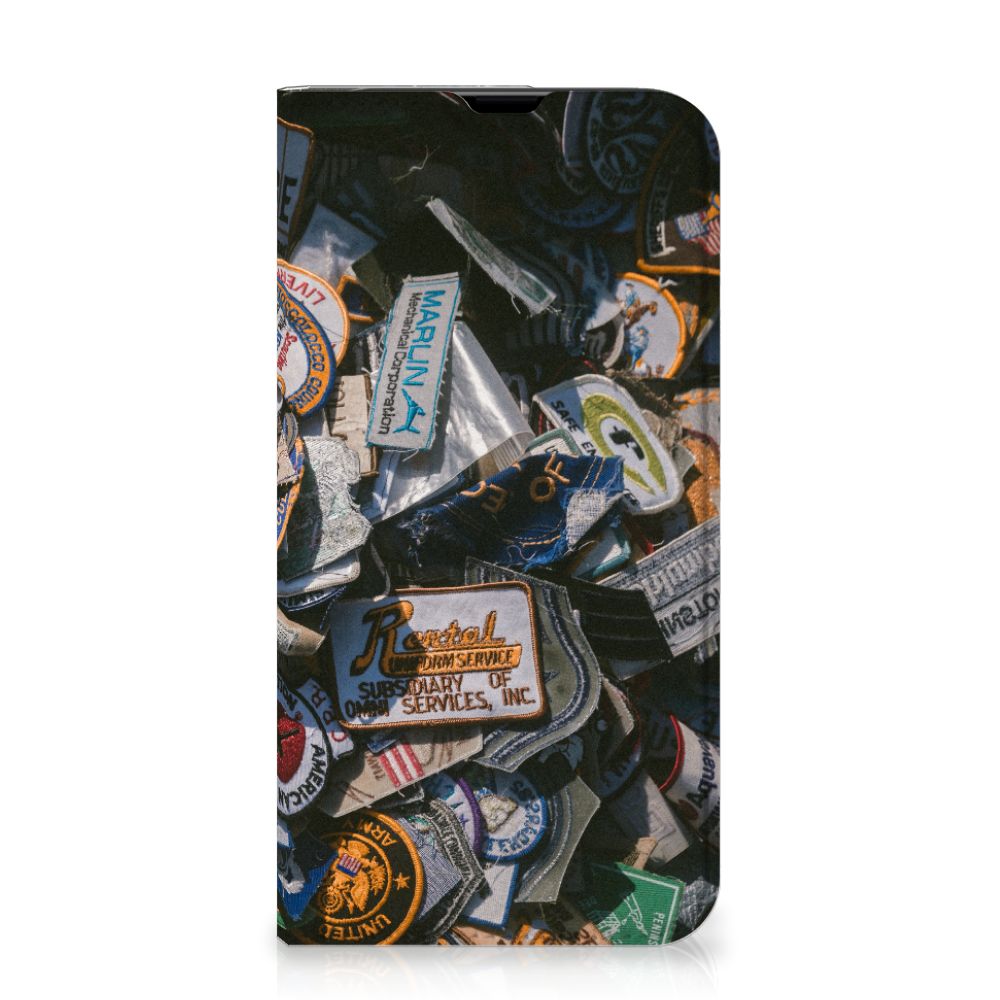 iPhone 13 Pro Stand Case Badges met een kleurrijke verzameling badges en strijkemblemen voor een unieke uitstraling.