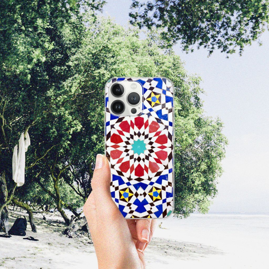 iPhone 13 Pro Max TPU Siliconen Hoesje Mozaïek met kleurrijk ontwerp in hand, perfect voor kunstliefhebbers.