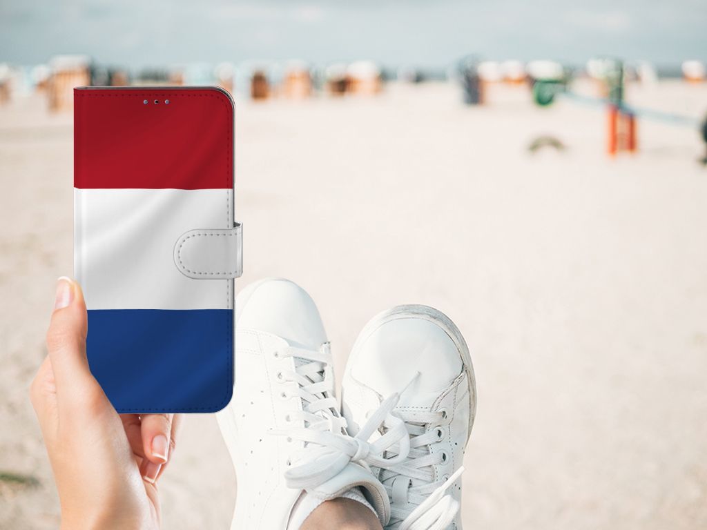 Samsung Galaxy A03s Bookstyle Case Nederlandse Vlag op het strand met sneakers aan.