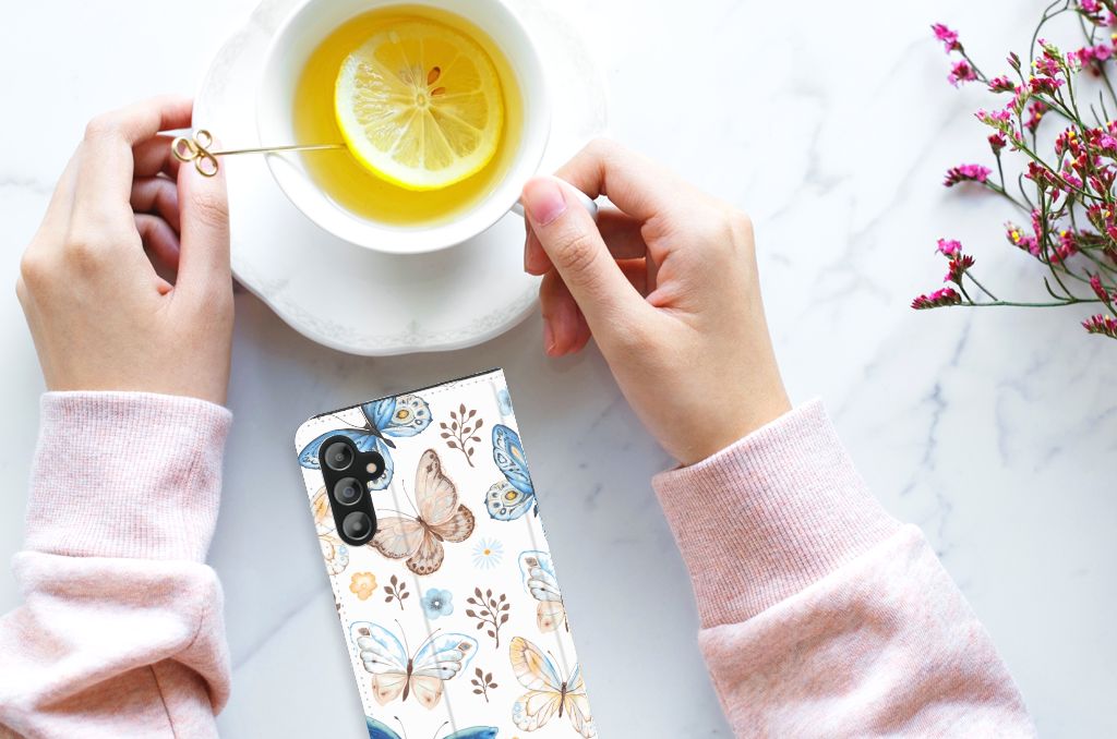 Hoesje maken voor Samsung Galaxy A14 4G Vlinder met vrolijk vlinderdesign naast een kopje thee.