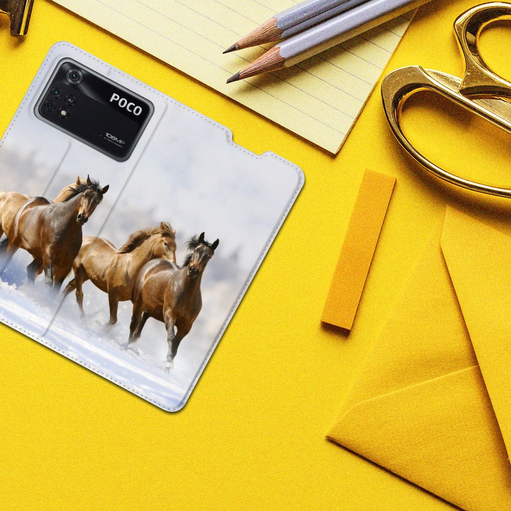 Poco X4 Pro 5G Hoesje maken Paarden met print van rijdende paarden op een bureau met kantooraccessoires.
