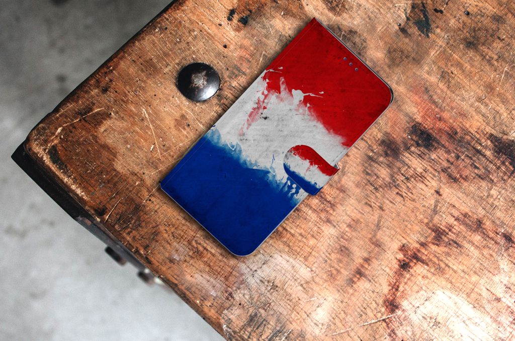 Nokia 5.4 Bookstyle Case Nederland op een houten tafel met creatieve Nederlandse vlag design