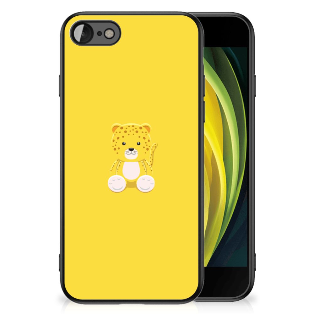 iPhone SE 2022 | SE 2020 | 7/8 Hoesje Baby Leopard met schattige leeuwin illustratie op gele achtergrond.