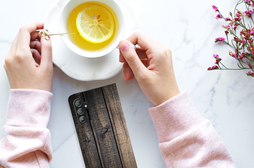 Samsung Galaxy A14 5G Book Wallet Case Steigerhout naast een kopje thee met citroen