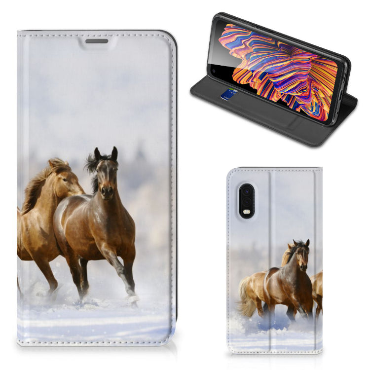 Samsung Xcover Pro Hoesje maken Paarden met afbeelding van rennende paarden in een chique design.